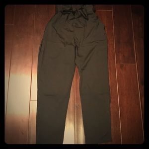 Casual, high waisted pants with bow